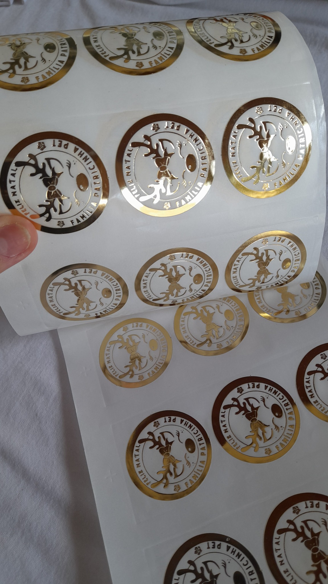 Adesivos redondos com acabamento metalizado dourado