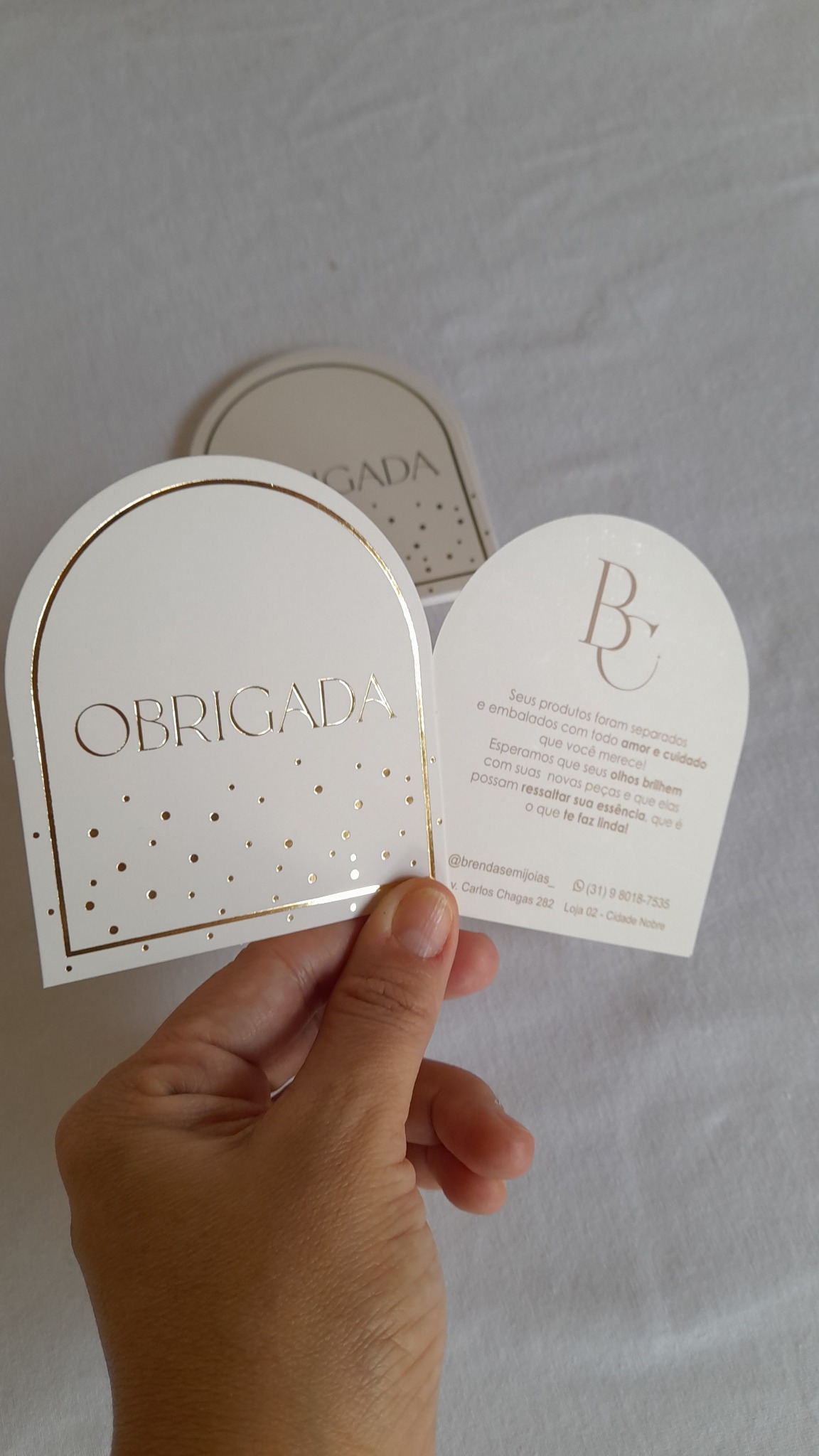 Cartão de agradecimento personalizado com acabamento dourado produzido pela Gráfica Intromaker