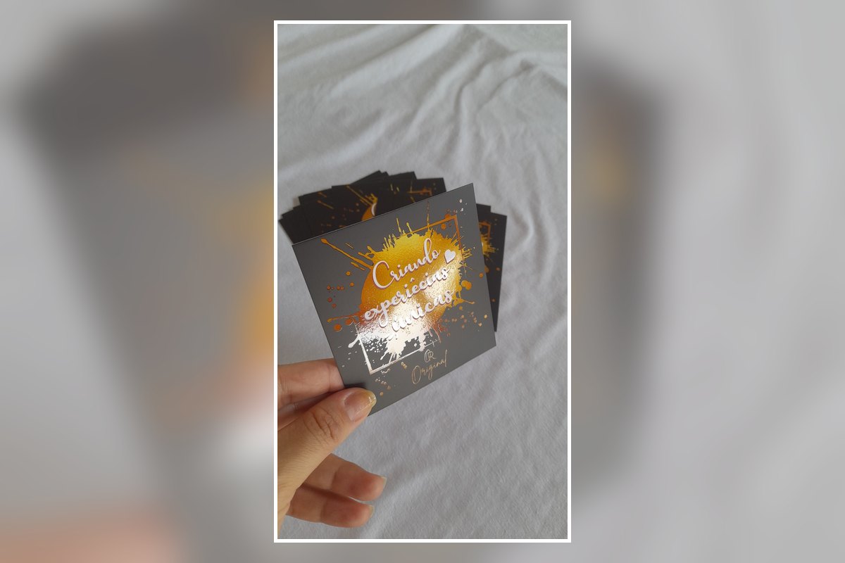 Cartão personalizado premium com verniz localizado produzido pela Gráfica Intromaker