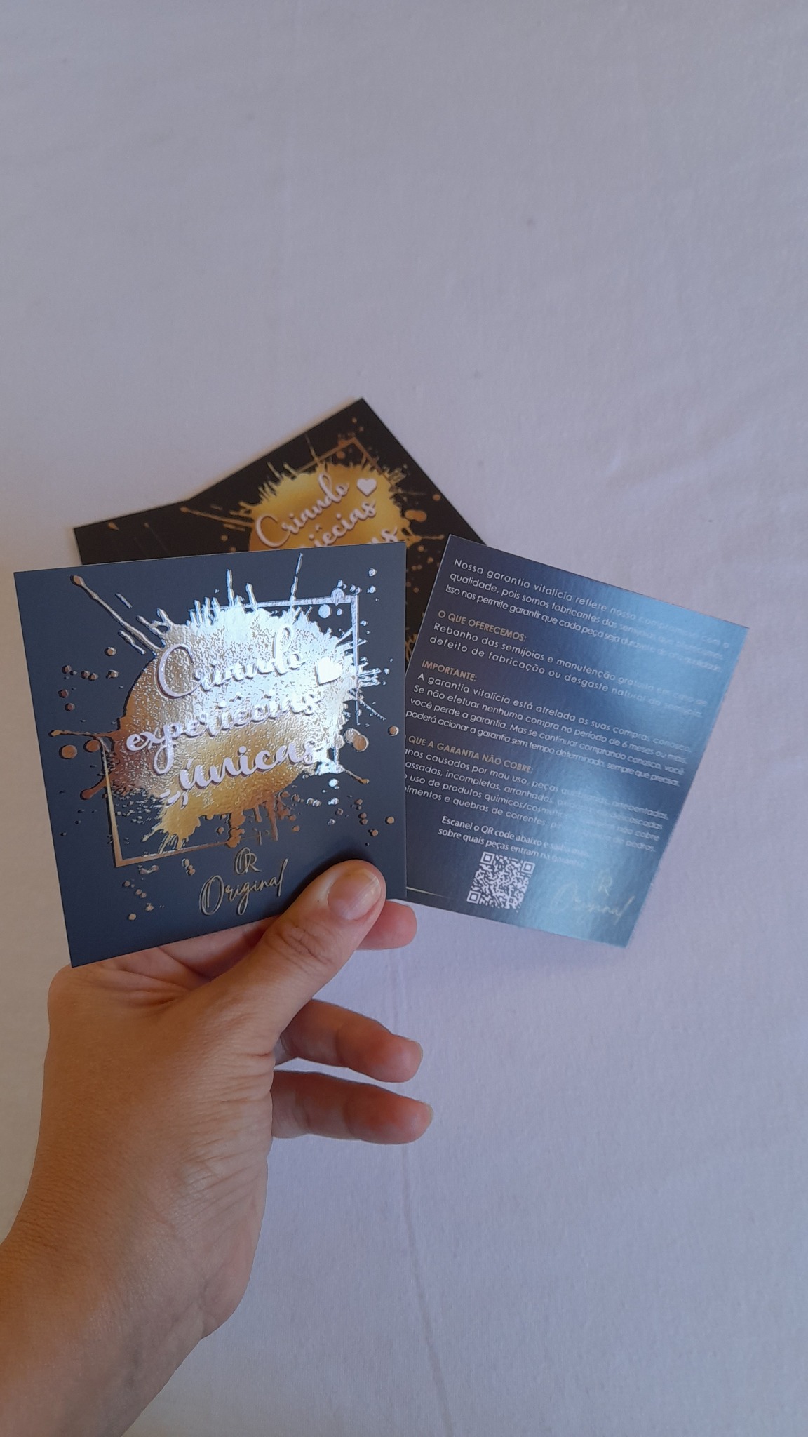 Cartão de garantia personalizado para semijoias produzido pela Gráfica Intro Maker