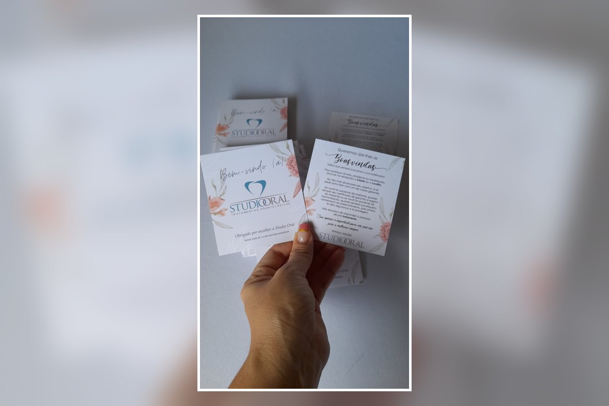 Cartão minimalista personalizado produzido pela Gráfica Intromaker