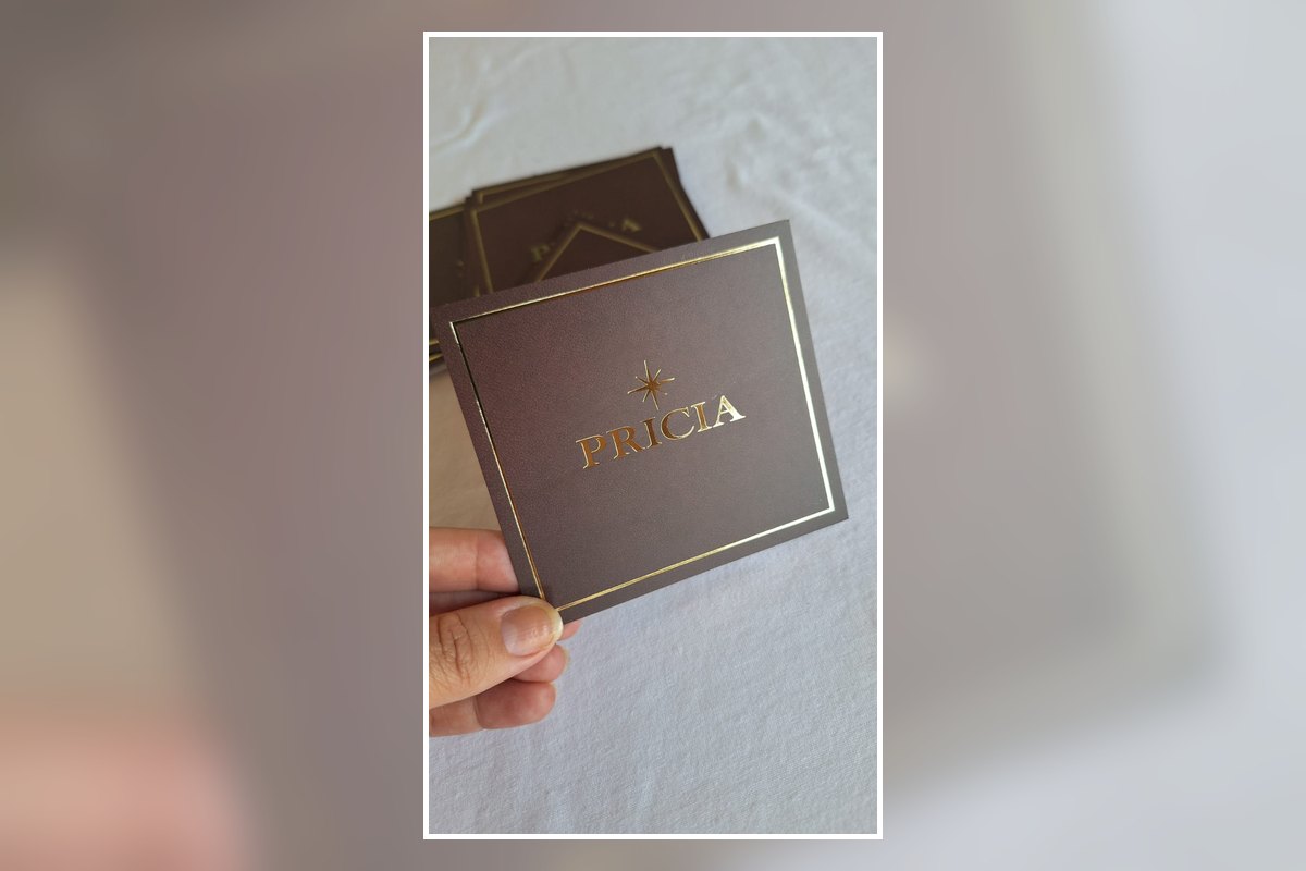 Cartão personalizado com acabamento dourado produzido pela Gráfica Intromaker