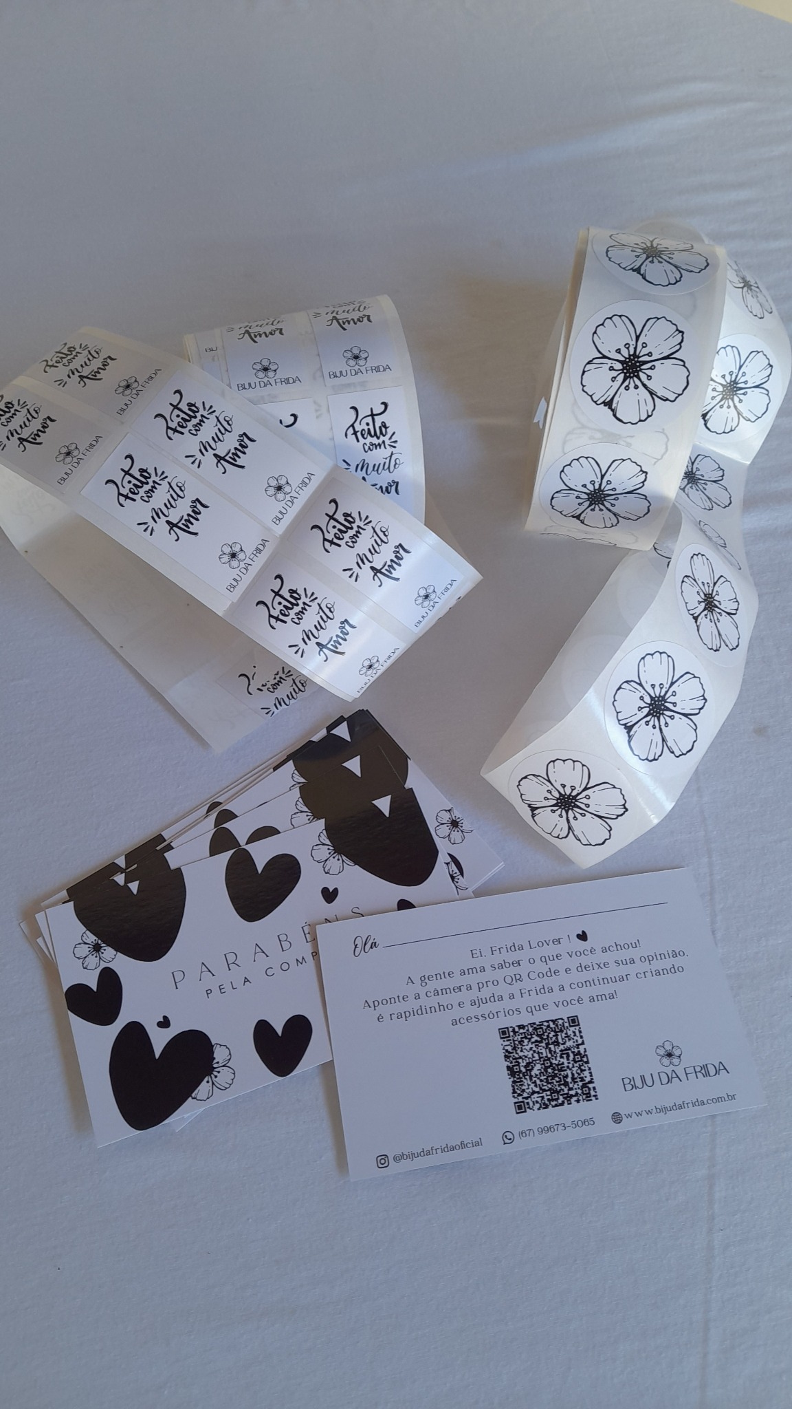 Kit de cartões e adesivos personalizados produzido pela Gráfica Intro Maker